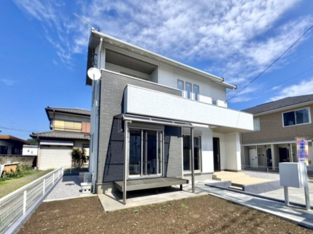 【中古戸建】足利市山川町の外観|■外観｜青空に映えるシンプルなデザイン。ホワイト×ブラックのアクセントをきかせた外壁でオシャレな外観に仕上がっています♪