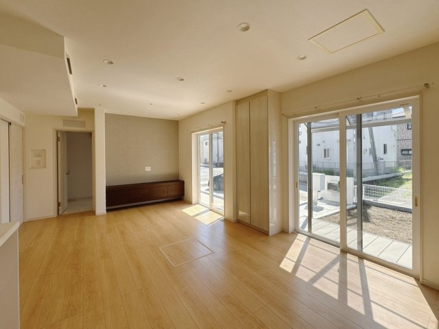 【中古戸建】足利市山川町の居間・リビング|■リビング｜窓から射し込む陽射しが縦横に広がり、あたたかな空間が形づくられています。ここはご家族の笑顔集まる憩いの空間です( ＾＾ )