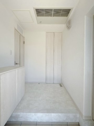【中古戸建】足利市山川町の玄関|■玄関｜毎日の「いってらっしゃい」や「お帰りなさい」を大切なご家族と過ごす玄関は〈使いやすさ〉を追求しております。玄関横の物入は急な来客時でもさっとお片付けできるスペースを確保しています。