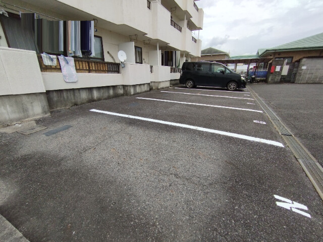 コーポカワチＢの駐車場