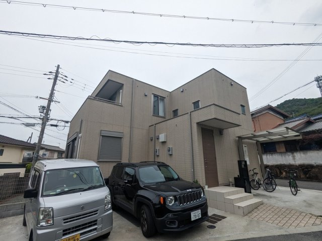 ウエスト シェラの駐車場