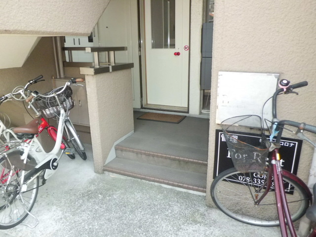 ドエル岡本のエントランス