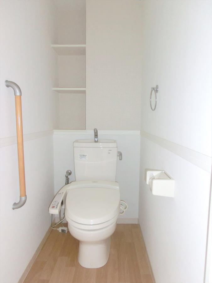 グランベールさくら小路のトイレ|落ち着いた色調のトイレです
