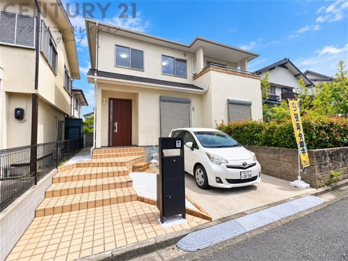 落ち着いた街並みに佇む、明るく開放感のある住まい。ゆとりある玄関アプローチと駐車スペースを確保。植栽の緑が映える、すっきりとした外観デザインも魅力です。