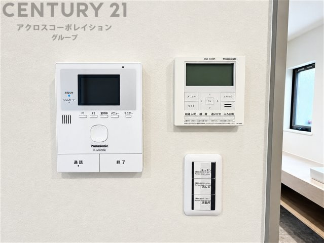モニター付きインターホンや給湯リモコンなど、暮らしを快適にサポートする設備を備えています。操作しやすい位置にすっきり配置され、毎日の生活に便利で安心感のある住まいです。