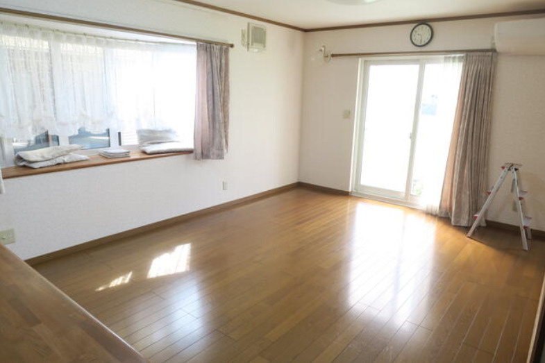 「駐車場3台＆5LDK」高知市介良乙　中古一戸建ての居間・リビング|光がたっぷり差し込む明るいリビング♪