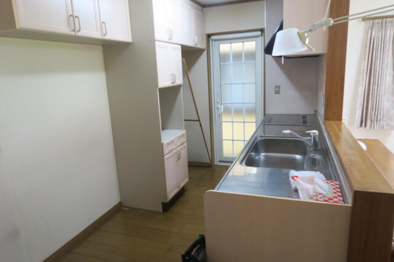「駐車場3台＆5LDK」高知市介良乙　中古一戸建てのキッチン|IHクッキングヒーターと食器洗浄乾燥機が設置されています♪