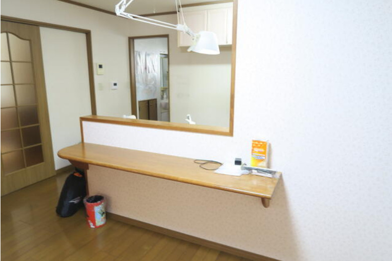 「駐車場3台＆5LDK」高知市介良乙　中古一戸建ての居間・リビング|カウンターを挟んでキッチンからリビングの様子を見渡すことができるので安心♪