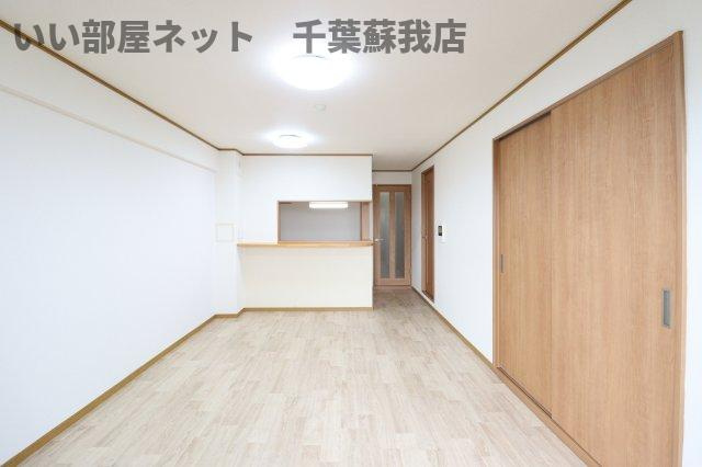 (仮)椎名崎町マンションの居間・リビング|ちょっとした収納スペースも充実しています