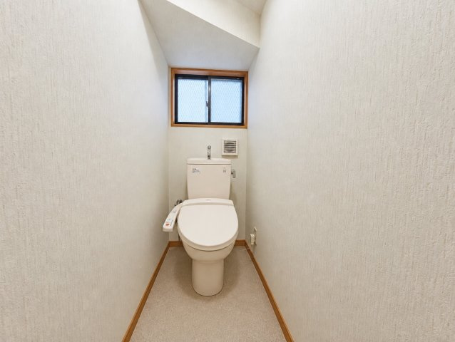 神戸市須磨区車字下仏坂中古戸建のトイレ|窓がある明るいトイレ。
念願のマイホーム購入をお手伝いいたします