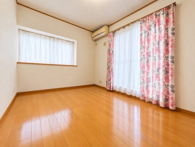 神戸市須磨区車字下仏坂中古戸建の洋室|各部屋通風、採光共に良好です♪