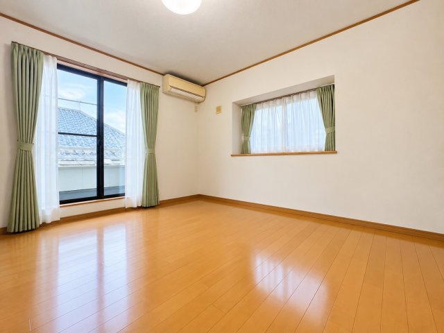 神戸市須磨区車字下仏坂中古戸建の洋室|各部屋通風、採光共に良好です♪