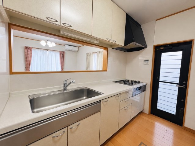 神戸市須磨区車字下仏坂中古戸建のキッチン|上部吊戸棚付きで収納スペースを豊富に確保したキッチンです