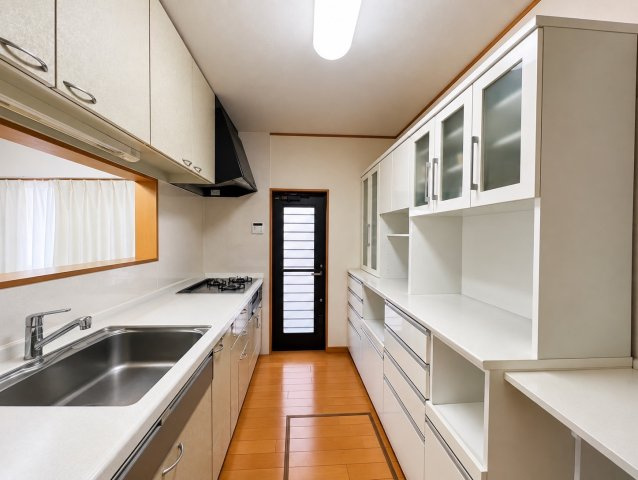 神戸市須磨区車字下仏坂中古戸建のキッチン|キッチンまわりをすっきり保てる収納スペース