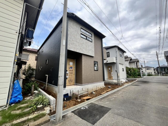 ブルーミングガーデン　船橋市芝山５丁目２棟／１期２号棟の前面道路含む現地写真|外観