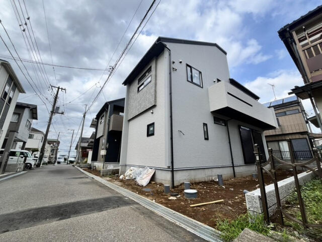 ブルーミングガーデン　船橋市芝山５丁目２棟／１期２号棟の前面道路含む現地写真|外観