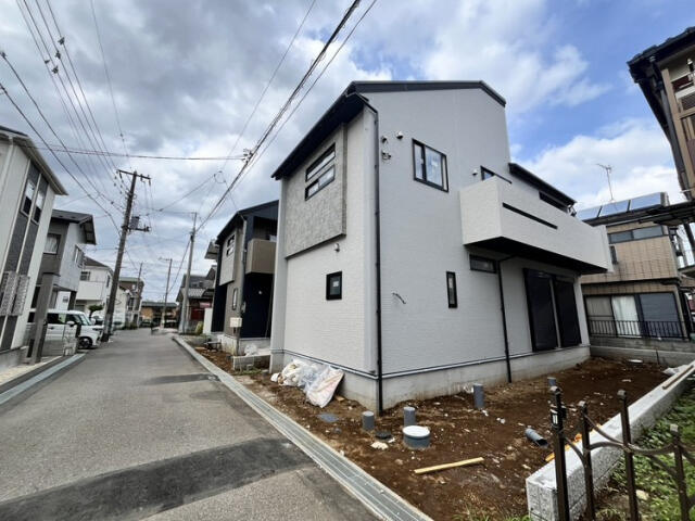 ブルーミングガーデン　船橋市芝山５丁目２棟／１期２号棟の前面道路含む現地写真|外観
