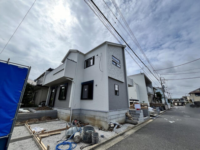 ブルーミングガーデン　船橋市大穴北３丁目１棟／１期１号棟の前面道路含む現地写真|外観