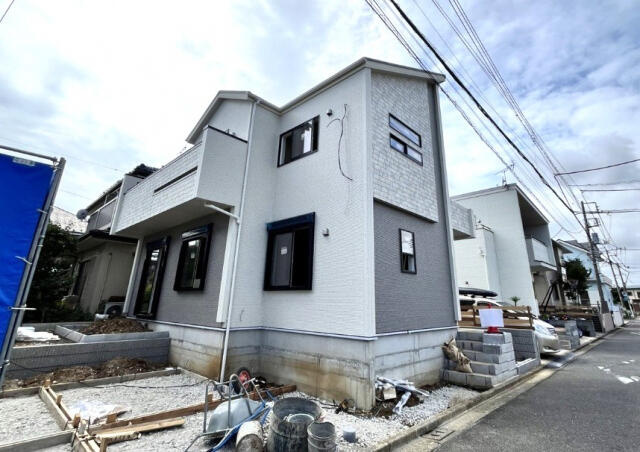 ブルーミングガーデン　船橋市大穴北３丁目１棟／１期１号棟の前面道路含む現地写真|外観