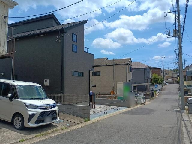 ４３２２松戸市小金清志町３期１棟の前面道路含む現地写真