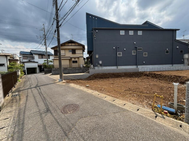 ブルーミングガーデン　松戸市小金きよしケ丘４丁目１棟／１期１号棟の前面道路含む現地写真|10月上旬完成予定です
