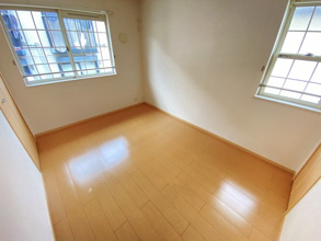 【洋室】 | ※角部屋の写真です、側面の窓はございません