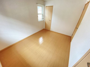 【洋室】 | ※角部屋の写真です、側面の窓はございません