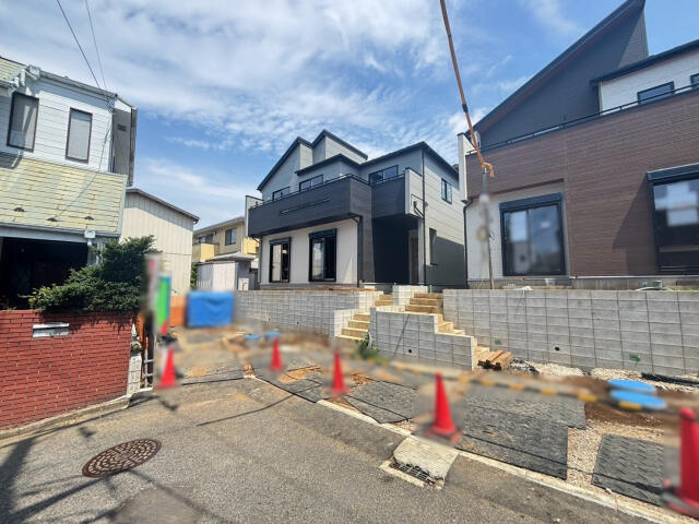 ブルーミングガーデン　鎌ヶ谷市東道野辺７丁目２棟／１期１号棟の前面道路含む現地写真|【1号棟】外観写真