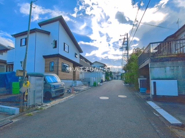 『八王子市新築戸建て』八王子市片倉町1074-79【仲介手数料無料】　２６期の前面道路含む現地写真|～仲介手数料無料☆八王子ひなた不動産～八王子市片倉町　新築戸建て