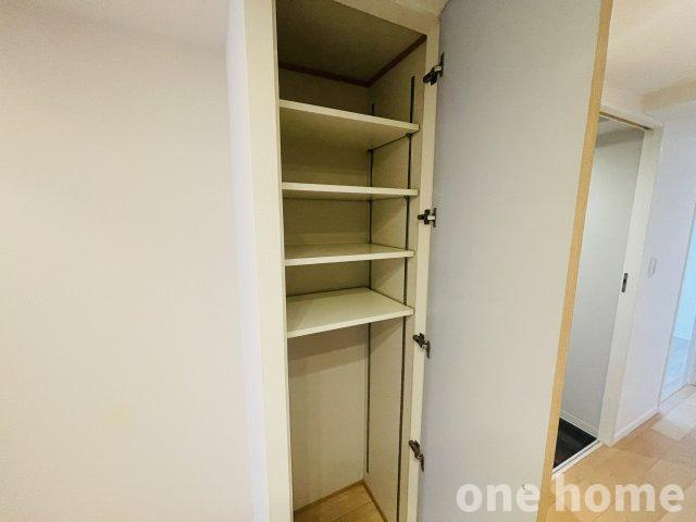 ウェリス吹田豊津シティハウスの収納|◆廊下収納です！可動棚が備えられ、お好みの高さに調整ができます！生活感の出るものを収納し、扉を閉めればスッキリとした印象に♪