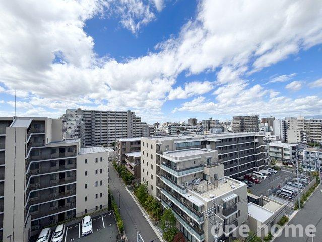ウェリス吹田豊津シティハウスの展望|◆バルコニーからの眺望です！11階建て8階部分につき、遠くまで広がる爽快な景色をお楽しみいただけます！