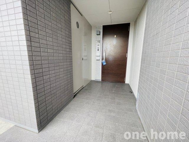 ウェリス吹田豊津シティハウスの玄関|◆アルコーブによって共用部から奥まった玄関です！独立性が高く、プライバシーが守られます！