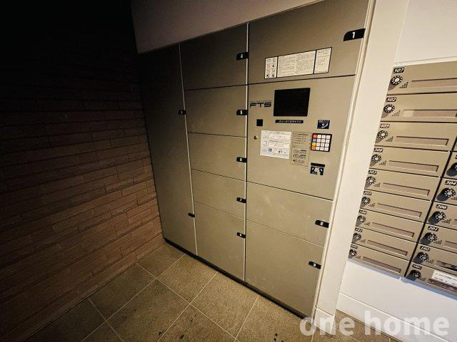 ウェリス吹田豊津シティハウスの設備|◆いつでも荷物の受け取りができる宅配ボックス完備です！再配達を依頼するストレスから解放されます！