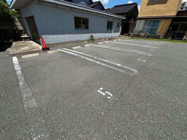 ルボ マノアールの駐車場