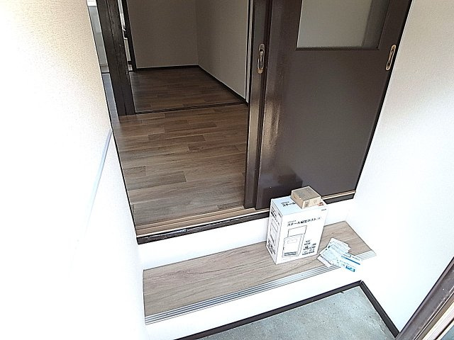苅藻通4丁目連棟平屋の玄関|玄関を開けて、ドアが有り室内が見えない設計です