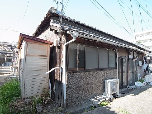 苅藻通4丁目連棟平屋の外観|角地に立地する平屋賃貸、リフォーム済み