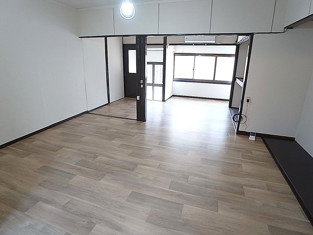 苅藻通4丁目連棟平屋の内装|大きな室内で家具の配置もラクラク
