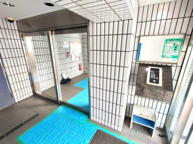 リベルテ石川町壱番館のその他共用部分|【オートロック】
エントランスにはオートロックを設置。来訪者を確認してから建物内へ招き入れることができ、防犯面にも配慮されています。日々の暮らしに安心感をプラスする共用設備です。