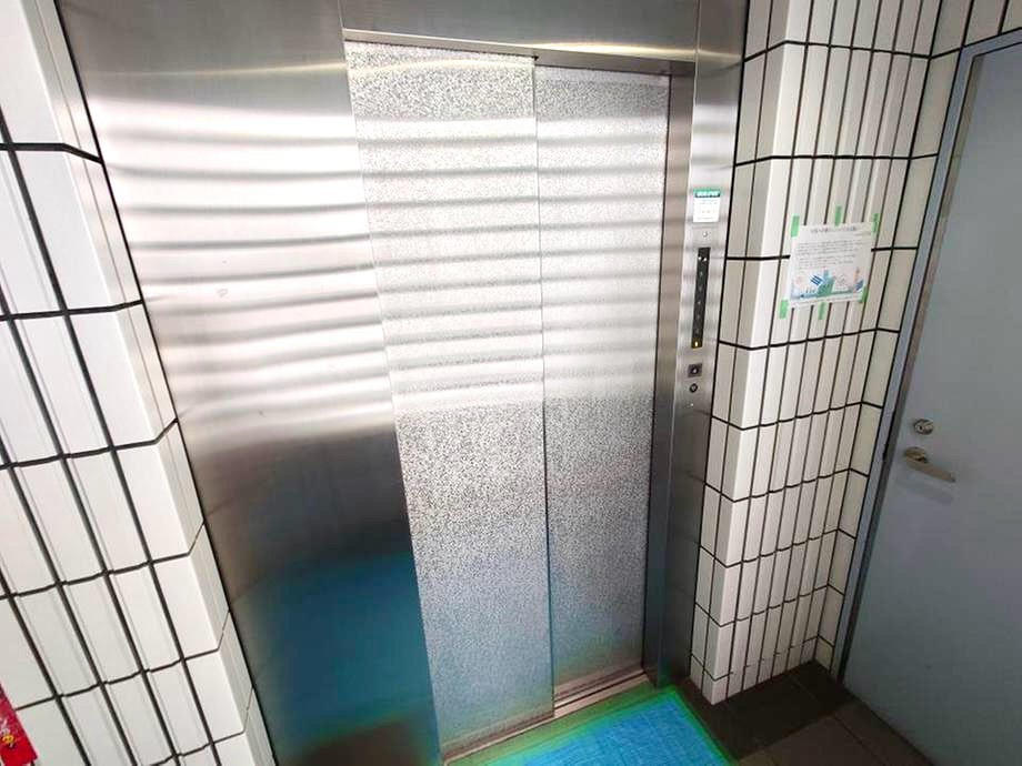 リベルテ石川町壱番館のその他共用部分|【エレベーター】
共用部にはエレベーターを備えており、上階への移動もスムーズ。買い物帰りで荷物が多い日などにも便利です。毎日の生活を支えてくれる、マンションならではの設備です。