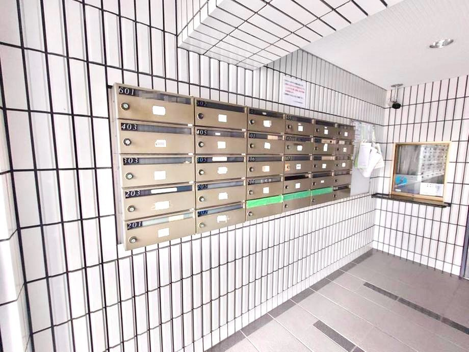 リベルテ石川町壱番館のその他共用部分|【集合郵便受け】
エントランス内に設けられた集合郵便受け。住戸ごとに整理されたシンプルな仕様で、帰宅時にスムーズに郵便物を確認できます。建物内に設置されているのも嬉しいポイントです。