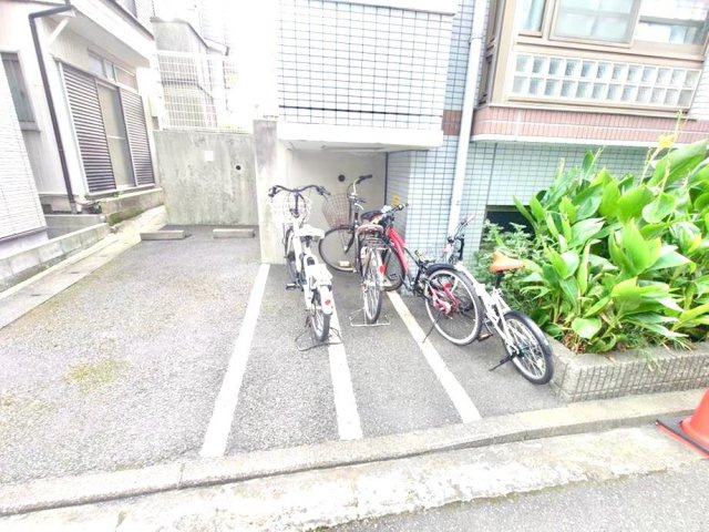 リベルテ石川町壱番館のその他|【駐輪場】
敷地内には駐輪スペースを確保。日常のお買い物や近隣への移動など、自転車を利用される方にも便利です。マンション周辺を気軽に移動でき、毎日の暮らしの幅が広がります。