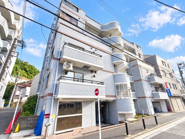 リベルテ石川町壱番館の外観|横浜市営地下鉄「阪東橋」駅・JR「石川町」駅徒歩14分。タイル貼りの7階建、オートロック完備。周辺にはコンビニや公園、横浜橋商店街があり、生活利便性と住環境を兼ね備えたマンションです。