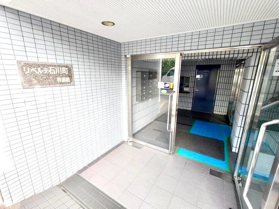 リベルテ石川町壱番館|【エントランス外側】
建物の顔となるエントランス。白を基調としたタイル貼りで、明るくすっきりとした印象です。道路から建物内への動線も分かりやすく、毎日の出入りを快適にサポートします。