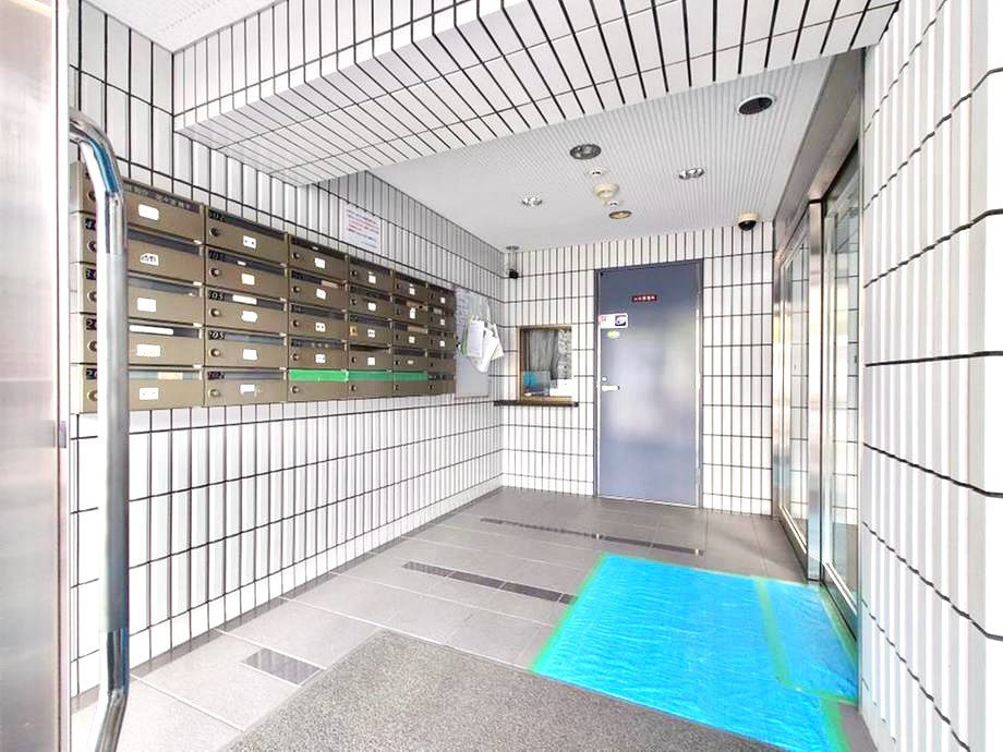 リベルテ石川町壱番館のエントランス|【エントランスホール】
共用部は白いタイルを基調とした清潔感のある空間。集合郵便受けもエントランス内にまとめられており、外出・帰宅時に郵便物を確認しやすい配置となっています。