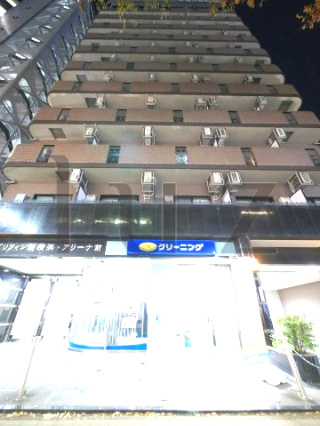 グリフィン新横浜アリーナ前の外観
