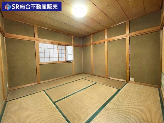 吉田3丁目中古戸建の寝室|3階8.0帖和室：広めの和室なので寝室など様々な使い方ができます。
