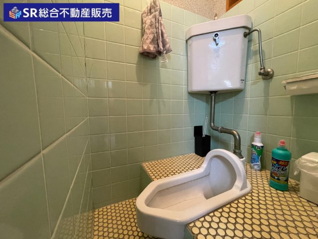 吉田3丁目中古戸建のトイレ|トイレが2箇所にあるので、来客や朝の忙しい時間帯にも便利です☆洋式トイレへのリフォームも可能です
