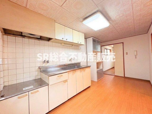 吉田3丁目中古戸建のキッチン|1階7.5帖DK：ご家族でゆっくり寛ぐことができる空間です☆（※室内画像は加工により家具等を消しています。）
