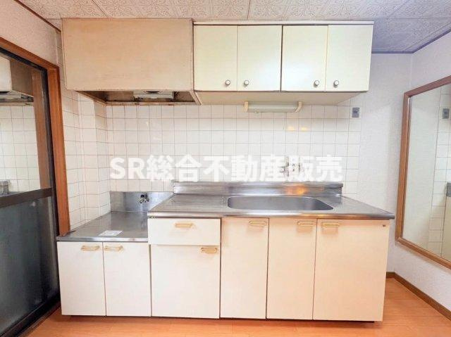 吉田3丁目中古戸建のキッチン|壁付キッチンです☆お好きなガスコンロを置けるタイプで、下部収納も便利です！
（※室内画像は加工により家具等を消しています。）
