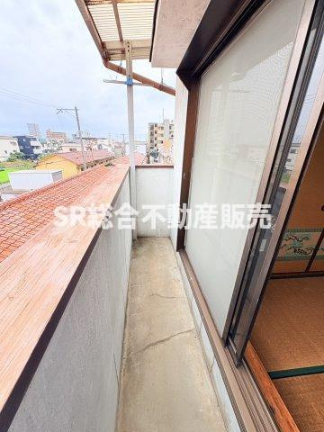 吉田3丁目中古戸建のバルコニー|南向きの2面バルコニー有！使い勝手が良く、陽当たり良好で洗濯物が乾きやすいです！
